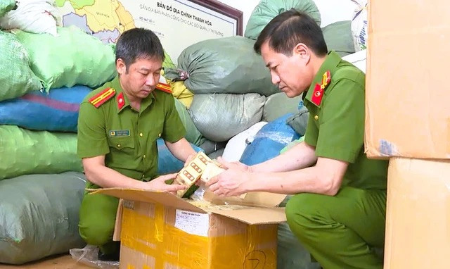 Cơ quan công an kiểm tra tang vật là thuốc giả Cơ quan công an kiểm tra tang vật là thuốc giả