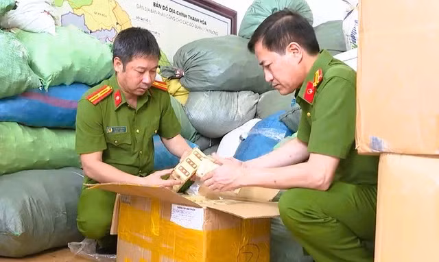 Cơ quan công an kiểm tra tang vật là thuốc giả Cơ quan công an kiểm tra tang vật là thuốc giả