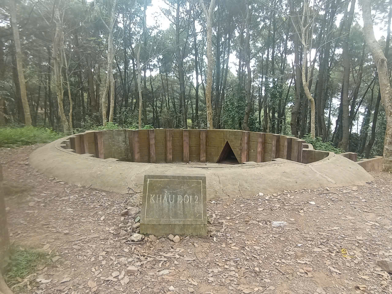 Trận địa Đồi C4 có tổng diện tích 120.000 m2. Bao gồm có một hầm chỉ huy, 2 trung đội pháo (được chia làm pháo B1 và pháo B2), 6 khẩu đội, một hầm câu lạc bộ và 2 hầm đạn.