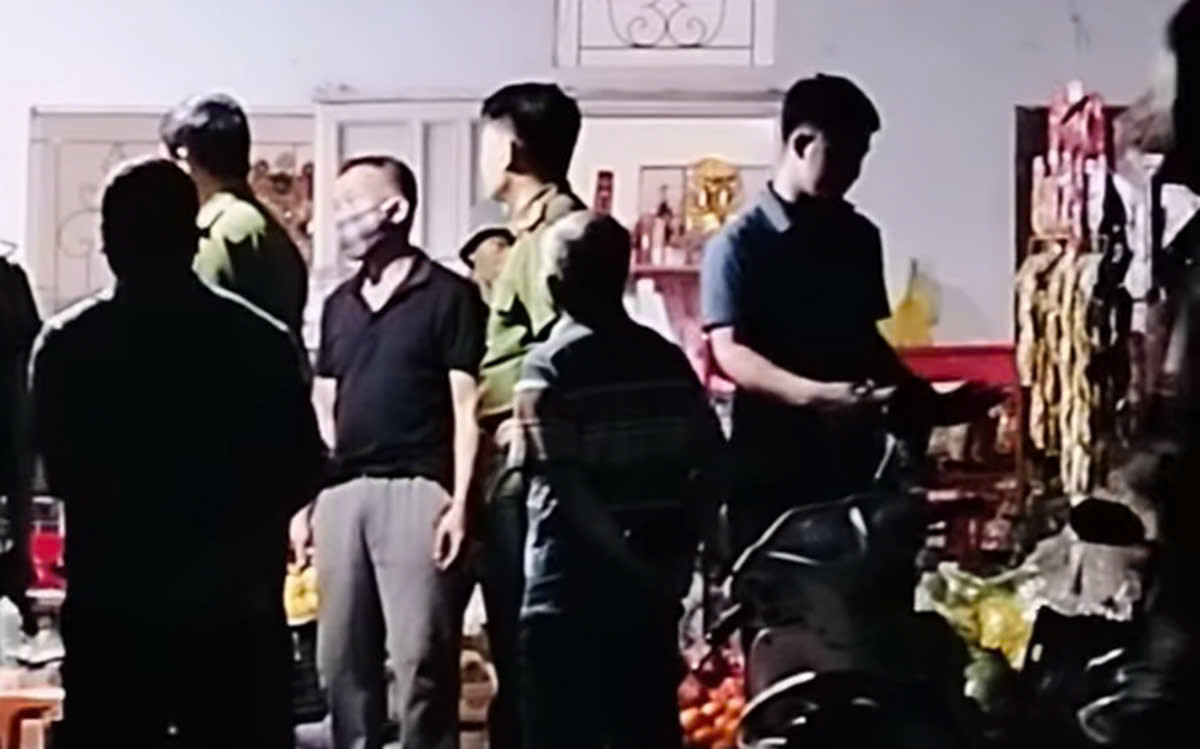 Cơ quan chức năng khám nghiệm tại hiện trường xảy ra sự việc Cơ quan chức năng khám nghiệm tại hiện trường xảy ra sự việc