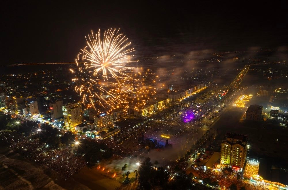 Màn pháo hoa nghệ thuật được trình diễn trên nền trời đêm Sầm Sơn không chỉ khép lại chương trình một cách ấn tượng mà còn mở ra một mùa hè sôi động và tràn đầy khí thế, hy vọng. Màn pháo hoa nghệ thuật được trình diễn trên nền trời đêm Sầm Sơn không chỉ khép lại chương trình một cách ấn tượng mà còn mở ra một mùa hè sôi động và tràn đầy khí thế, hy vọng.