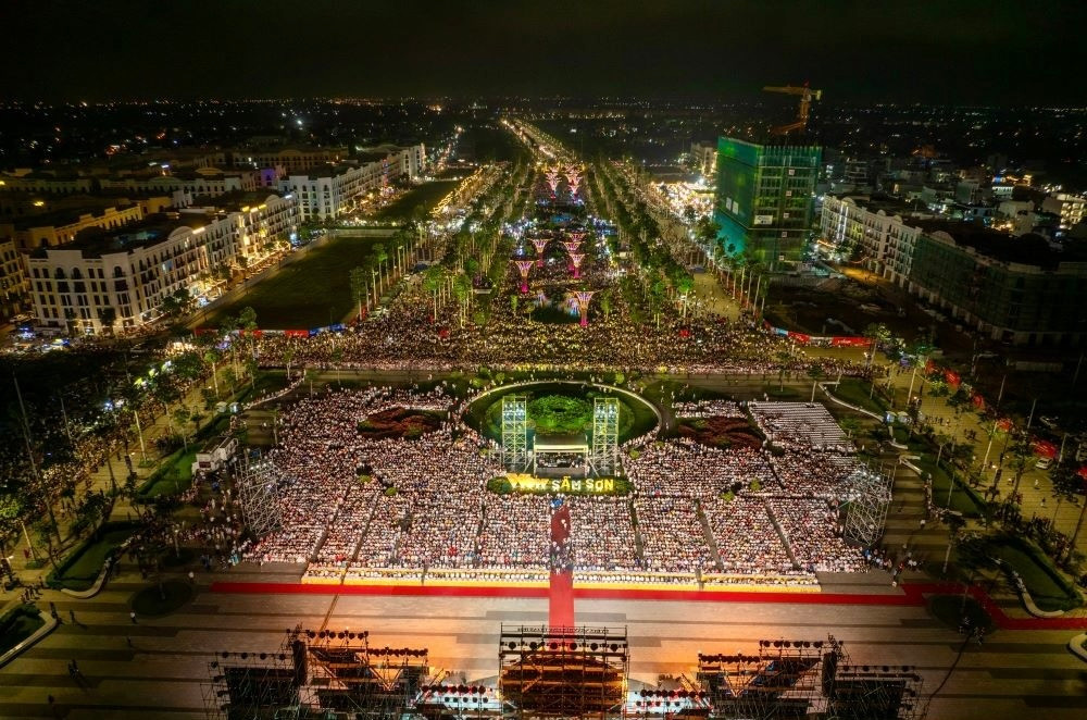 Để hiện thực hóa mục tiêu đó, thành phố tập trung khai thác lợi thế tự nhiên, thu hút đầu tư vào các khu vui chơi giải trí, du lịch tầm cỡ quốc tế; đồng thời xây dựng nếp sống văn minh đô thị, văn minh du lịch, hình thành phong cách ứng xử lịch sự, mến khách, tạo sự hài lòng cho du khách. Để hiện thực hóa mục tiêu đó, thành phố tập trung khai thác lợi thế tự nhiên, thu hút đầu tư vào các khu vui chơi giải trí, du lịch tầm cỡ quốc tế; đồng thời xây dựng nếp sống văn minh đô thị, văn minh du lịch, hình thành phong cách ứng xử lịch sự, mến khách, tạo sự hài lòng cho du khách.