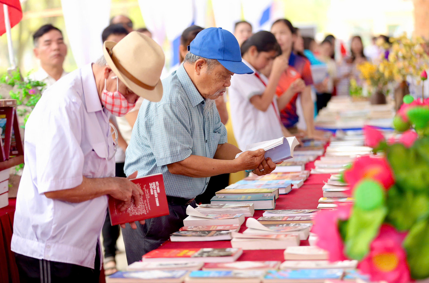 Đông đảo người dân đến tham dự, xem sách tại ngày lễ. Đông đảo người dân đến tham dự, xem sách tại ngày lễ.