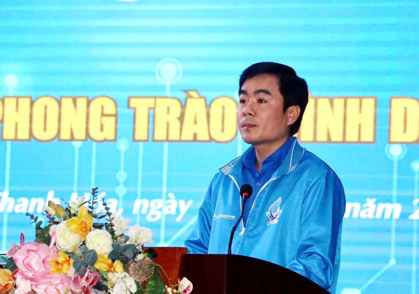 Anh Lê Văn Châu - Bí thư Tỉnh Đoàn, Chủ tịch Hội Liên hiệp Thanh niên tỉnh Thanh Hóa khẳng định: Phong trào “Bình dân học vụ số” được phát động trong đoàn viên, thanh niên nhằm phát huy vai trò của đoàn viên thanh niên trong tham gia hỗ trợ nâng cao năng lực số, khả năng sử dụng các thiết bị và ứng dụng số cho người dân.