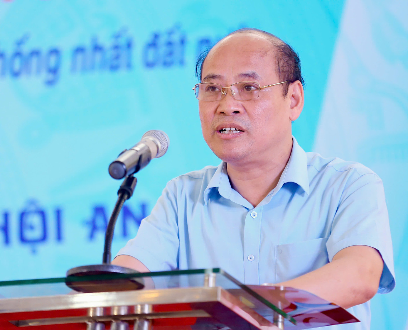 Tại lễ phát động, ông Lê Văn Nam - Phó Giám đốc Sở Văn hóa, Thể thao và Du lịch Thanh Hóa - chia sẻ sách luôn là nguồn tài nguyên vô giá, cung cấp kiến thức, nuôi dưỡng tư duy sáng tạo và góp phần vào sự phát triển của xã hội. Trong thời đại công nghệ số, dù có sự thay đổi về cách thức tiếp cận thông tin, sách vẫn giữ vai trò quan trọng trong việc hình thành nhận thức và định hình tương lai của mỗi cá nhân. Tại lễ phát động, ông Lê Văn Nam - Phó Giám đốc Sở Văn hóa, Thể thao và Du lịch Thanh Hóa - chia sẻ sách luôn là nguồn tài nguyên vô giá, cung cấp kiến thức, nuôi dưỡng tư duy sáng tạo và góp phần vào sự phát triển của xã hội. Trong thời đại công nghệ số, dù có sự thay đổi về cách thức tiếp cận thông tin, sách vẫn giữ vai trò quan trọng trong việc hình thành nhận thức và định hình tương lai của mỗi cá nhân.