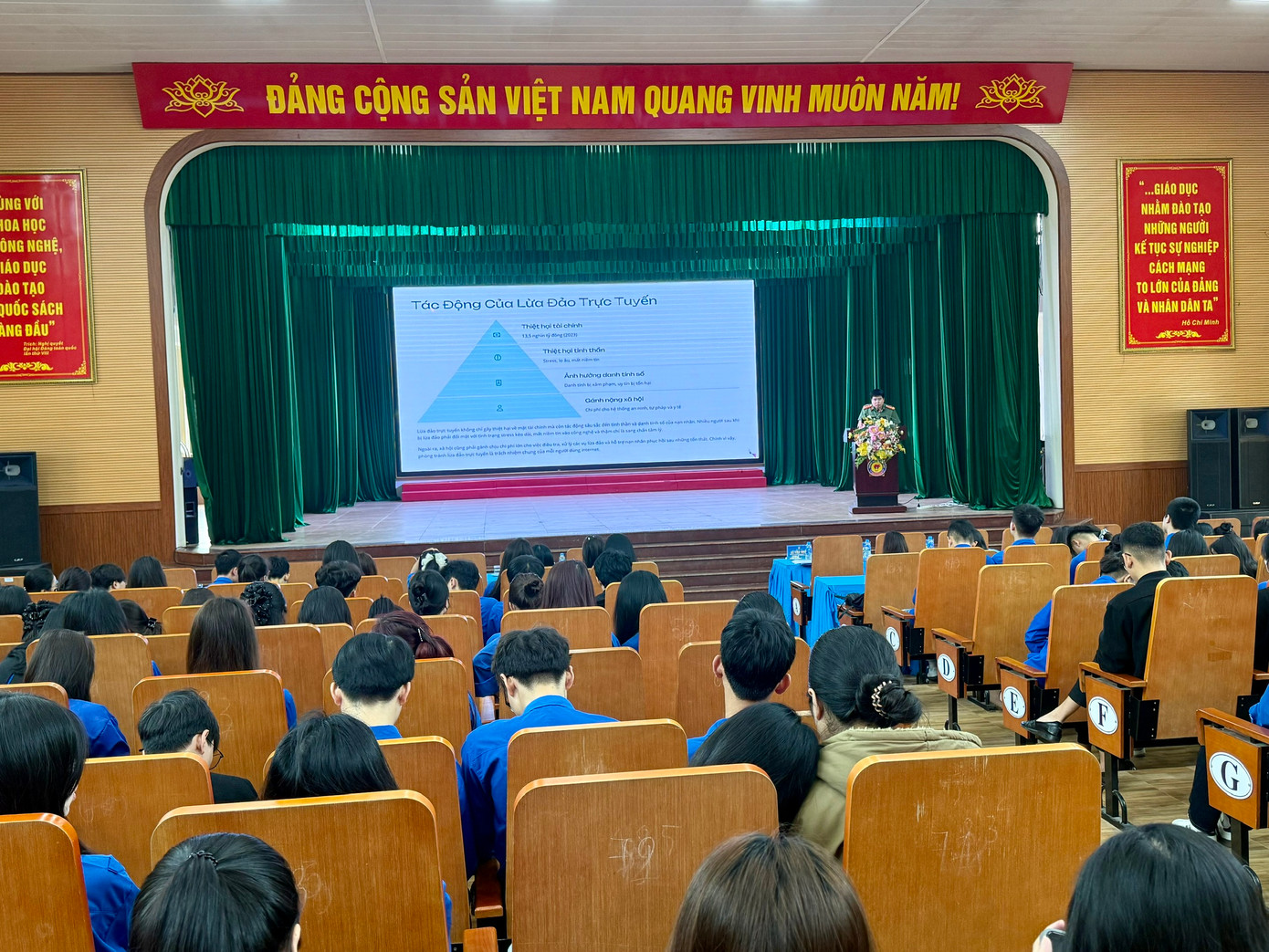 Tại lễ phát động, hơn 300 cán bộ, đoàn viên, sinh viên được nghe báo cáo viên của Công an tỉnh và Trường Đại học Hồng Đức truyền đạt các chuyên đề: Hướng dẫn truy cập internet và các kỹ năng số thiết yếu (sử dụng phần mềm và mạng xã hội) một cách văn minh, bảo đảm an toàn, bảo mật thông tin ở mức cơ bản nhất, tránh lừa đảo số; trang bị kỹ năng số cho đoàn viên thanh niên khai thác có hiệu quả các dịch vụ, nền tảng số, công nghệ số, nhất là trí tuệ nhân tạo trong học tập, công việc và cuộc sống.