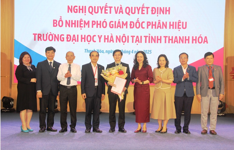 Các đại biểu tặng hoa chúc mừng tân Phó Giám đốc Phân hiệu Trường ĐH Y Hà Nội tại Thanh Hóa