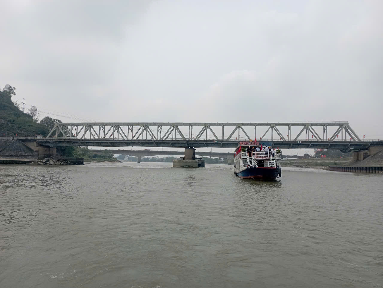 Ở chặng di chuyển này, du khách vãn cảnh với ngôi đền linh thiêng, không khí trong lành, vùng quê ven sông Mã bình yên... Ban đêm du khách được nghe các điệu hò sông Mã; thả đèn hoa đăng trên dòng sông Mã. Ở chặng di chuyển này, du khách vãn cảnh với ngôi đền linh thiêng, không khí trong lành, vùng quê ven sông Mã bình yên... Ban đêm du khách được nghe các điệu hò sông Mã; thả đèn hoa đăng trên dòng sông Mã.