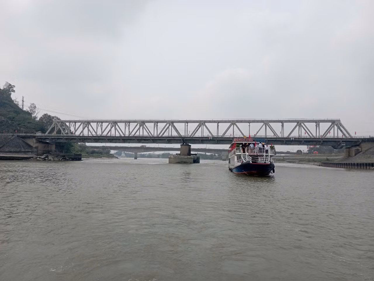 Ở chặng di chuyển này, du khách vãn cảnh với ngôi đền linh thiêng, không khí trong lành, vùng quê ven sông Mã bình yên... Ban đêm du khách được nghe các điệu hò sông Mã; thả đèn hoa đăng trên dòng sông Mã.