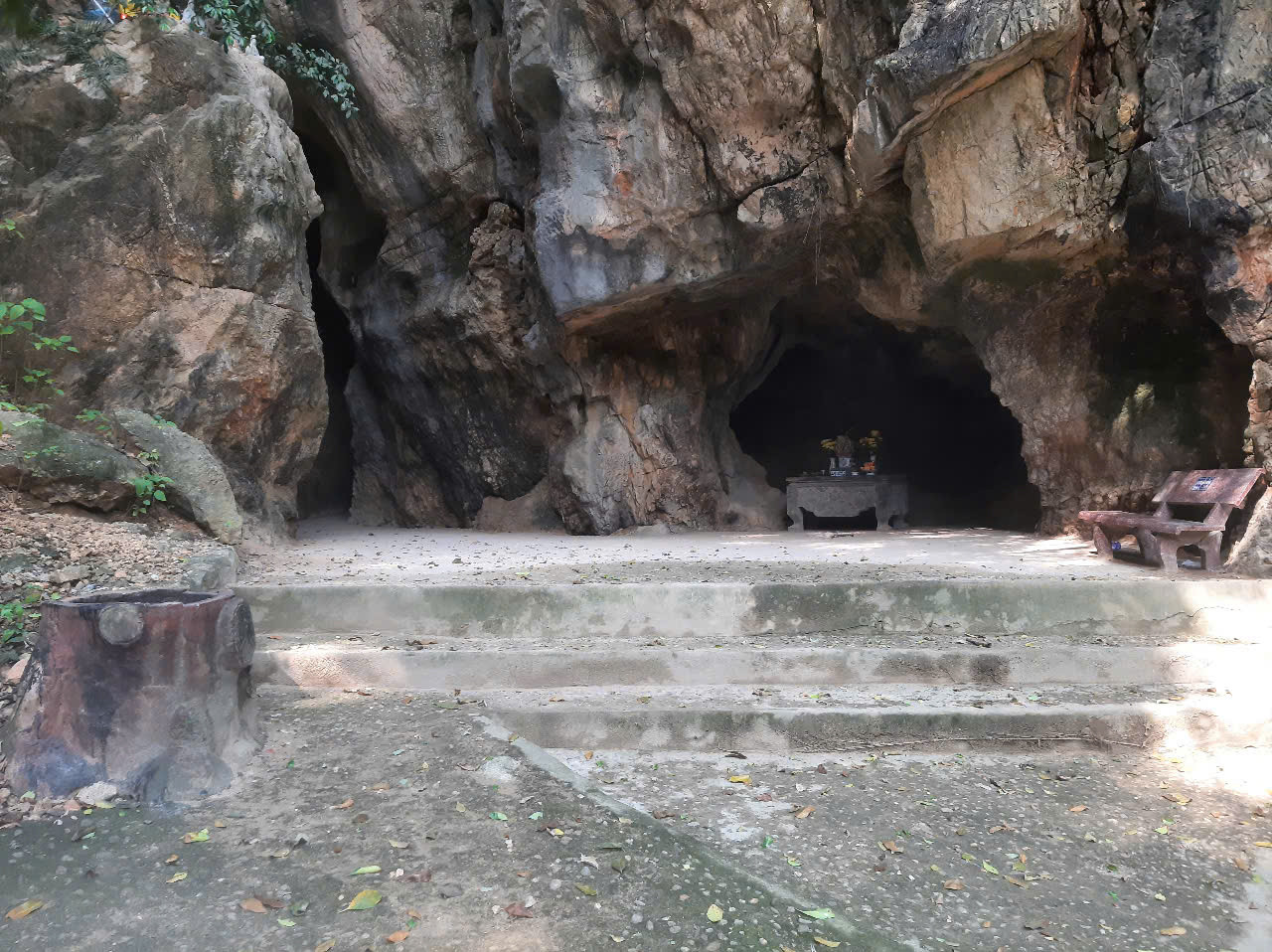 Cửa hang Mắt Rồng được mở ra hai phía Đông Bắc - Tây Nam, con mắt phải nhìn về hướng Tây Nam, con mắt trái nhìn về hướng Đông Bắc. Hang Mắt Rồng rộng khoảng 5 m, cao hơn 10 m, chiều dài khoảng 30 m. Từ hang Mắt Rồng du khách có thể ngắm nhìn vẻ đẹp về một bức tranh hùng vĩ nên thơ, trữ tình của thiên nhiên, phong cảnh xứ Thanh. Cửa hang Mắt Rồng được mở ra hai phía Đông Bắc - Tây Nam, con mắt phải nhìn về hướng Tây Nam, con mắt trái nhìn về hướng Đông Bắc. Hang Mắt Rồng rộng khoảng 5 m, cao hơn 10 m, chiều dài khoảng 30 m. Từ hang Mắt Rồng du khách có thể ngắm nhìn vẻ đẹp về một bức tranh hùng vĩ nên thơ, trữ tình của thiên nhiên, phong cảnh xứ Thanh.