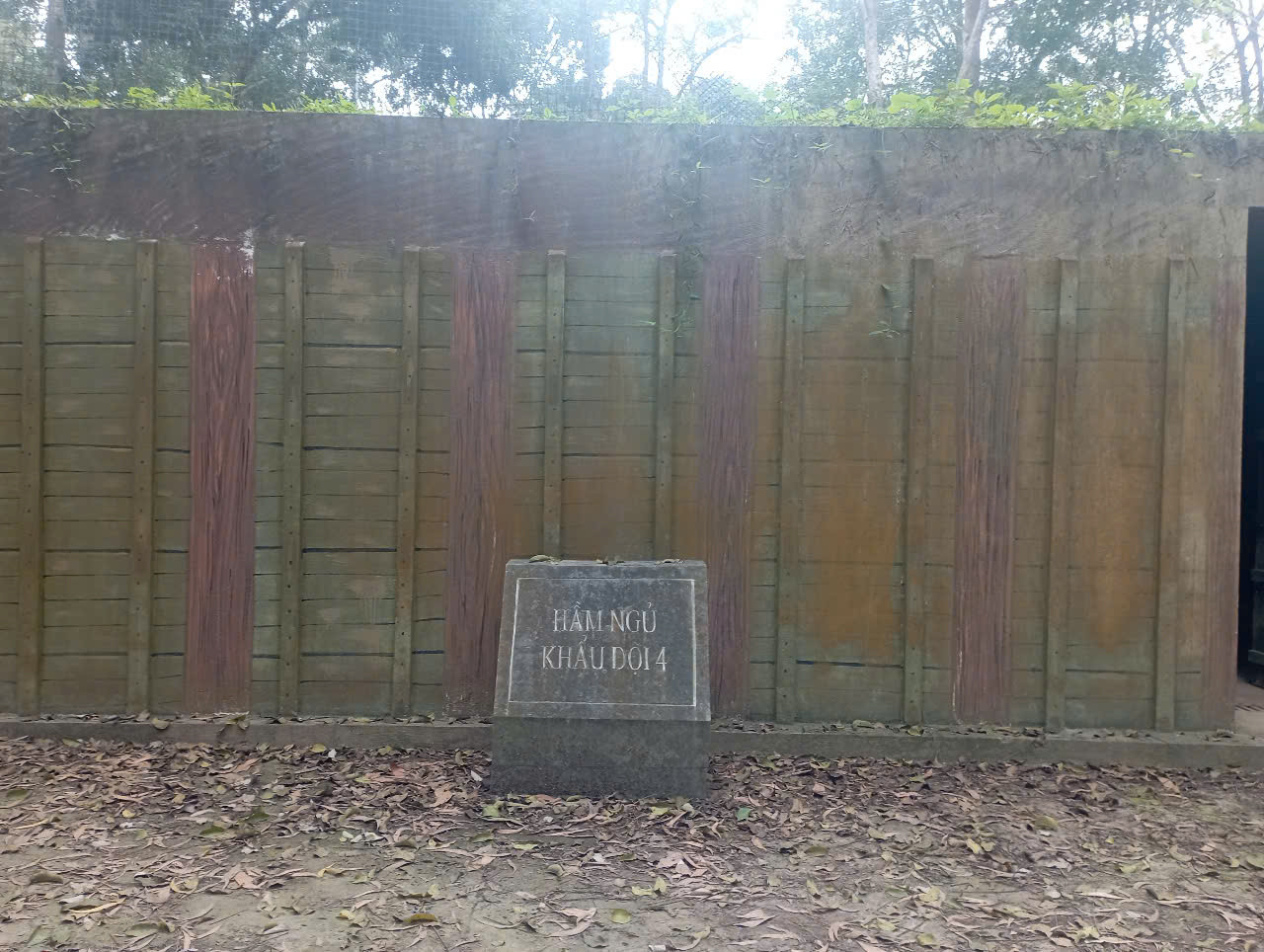 Tại trận địa Đồi C4 có 6 khẩu đội là nơi để cho các chiến sĩ pháo cao xạ trực tiếp chiến đấu với quân thù. Với khẩu hiệu: “Thà gục trên mâm pháo chứ quyết không để cầu gục” quân dân ta đã bảo vệ thành công cầu Hàm Rồng. Phát huy tinh thần ấy, khẩu đội trưởng Nguyễn Văn Điền dù bị trọng thương với 11 vết đạn trên người ở vị trí Khẩu đội 4 vào trận đánh ngày 28/07/1965 nhưng đã dùng cờ chỉ huy bịt bụng và tiếp tục chỉ huy cả khẩu đội chiến đấu.