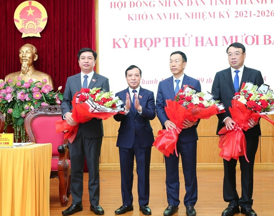 Đồng chí Lại Thế Nguyên - Phó Bí thư Thường trực Tỉnh ủy, Chủ tịch HĐND tỉnh, Trưởng Đoàn ĐBQH, tỉnh tặng hoa chúc mừng các tân Ủy viên UBND tỉnh khóa XVIII, nhiệm kỳ 2021-2026