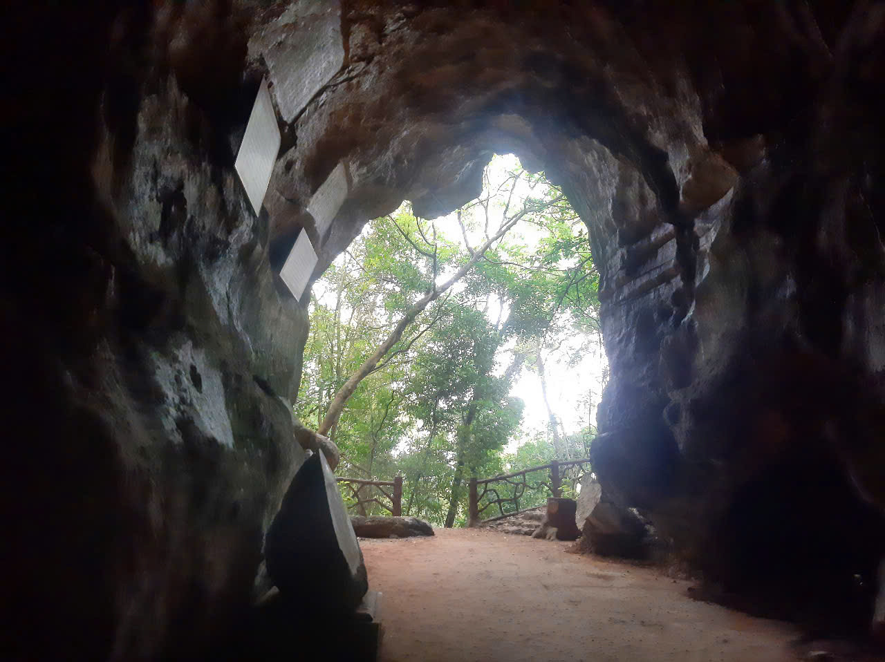 Chính vì vậy, từ xa xưa nơi đây từng là nơi du lãm, ngâm vịnh thơ ca của bậc vua chúa các triều đại và ghi lại nhiều bút tích của các danh nhân xưa. Tại hang Mắt Rồng trên trần hang, vách đá còn lưu giữ các bia ma nhai (bia khắc trực tiếp trên đá) đề thơ chữ Hán của vua Lê Thánh Tông vào năm 1478, vua Lê Hiến Tông vào năm 1501. Chính vì vậy, từ xa xưa nơi đây từng là nơi du lãm, ngâm vịnh thơ ca của bậc vua chúa các triều đại và ghi lại nhiều bút tích của các danh nhân xưa. Tại hang Mắt Rồng trên trần hang, vách đá còn lưu giữ các bia ma nhai (bia khắc trực tiếp trên đá) đề thơ chữ Hán của vua Lê Thánh Tông vào năm 1478, vua Lê Hiến Tông vào năm 1501.