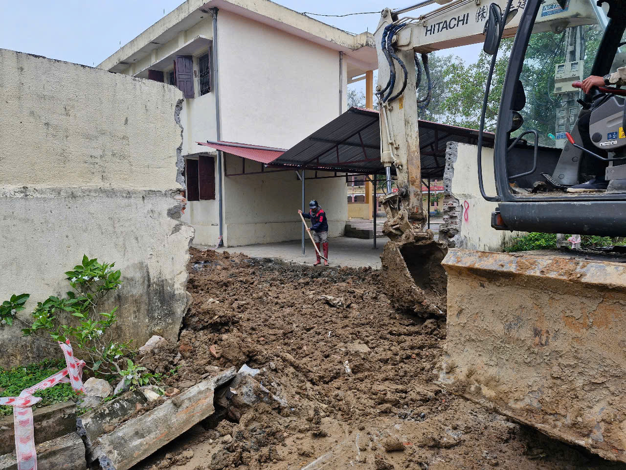 Đơn vị thi công đã tháo dỡ xong các cột điện Đơn vị thi công đã tháo dỡ xong các cột điện