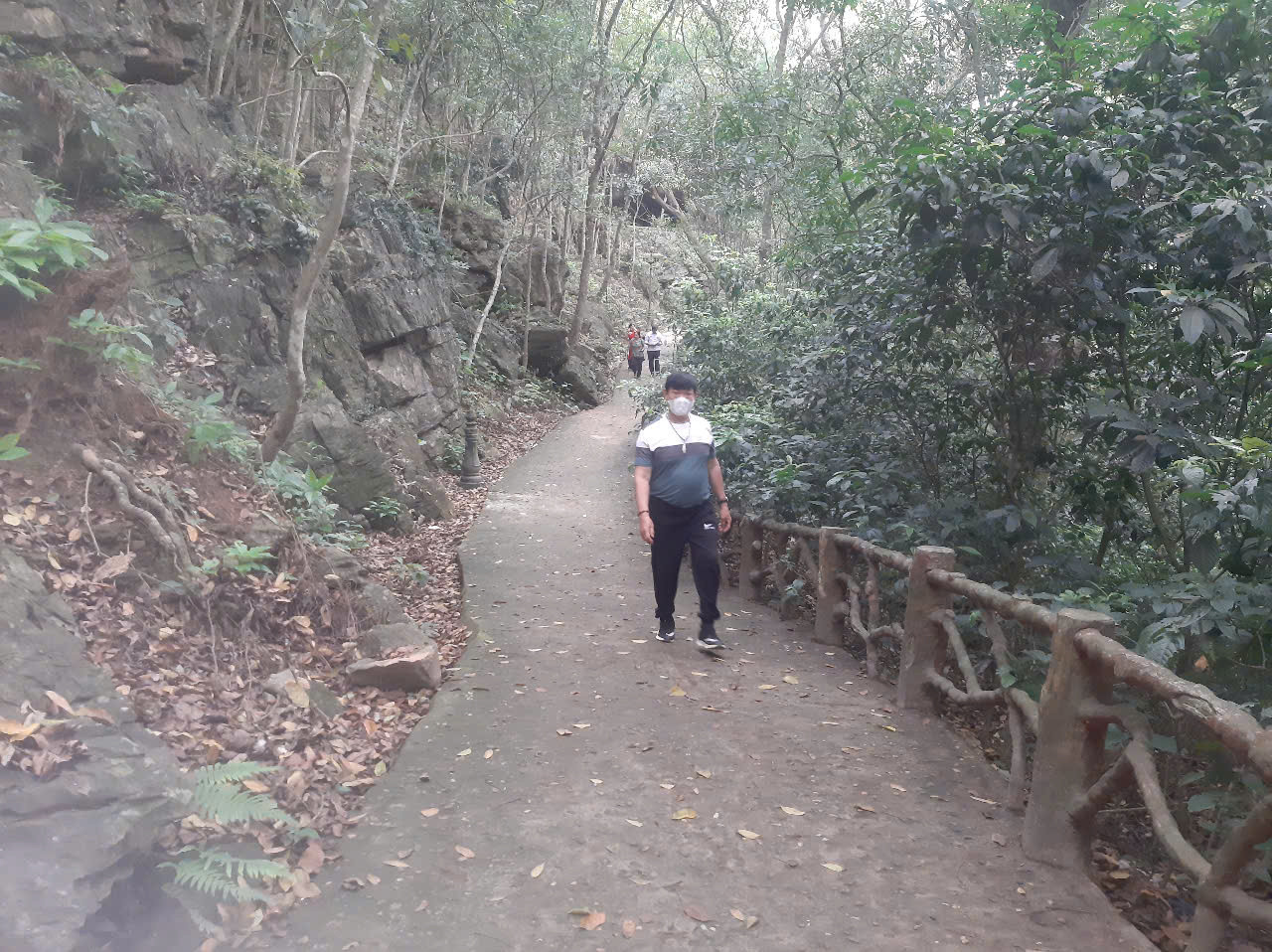 Theo truyền thuyết, dãy núi Hàm Rồng có hình dáng như một con rồng chín khúc, với đầu rồng là hang Mắt Rồng, còn phần đuôi rồng nằm ở cuối làng Đông Sơn. Theo truyền thuyết, dãy núi Hàm Rồng có hình dáng như một con rồng chín khúc, với đầu rồng là hang Mắt Rồng, còn phần đuôi rồng nằm ở cuối làng Đông Sơn.