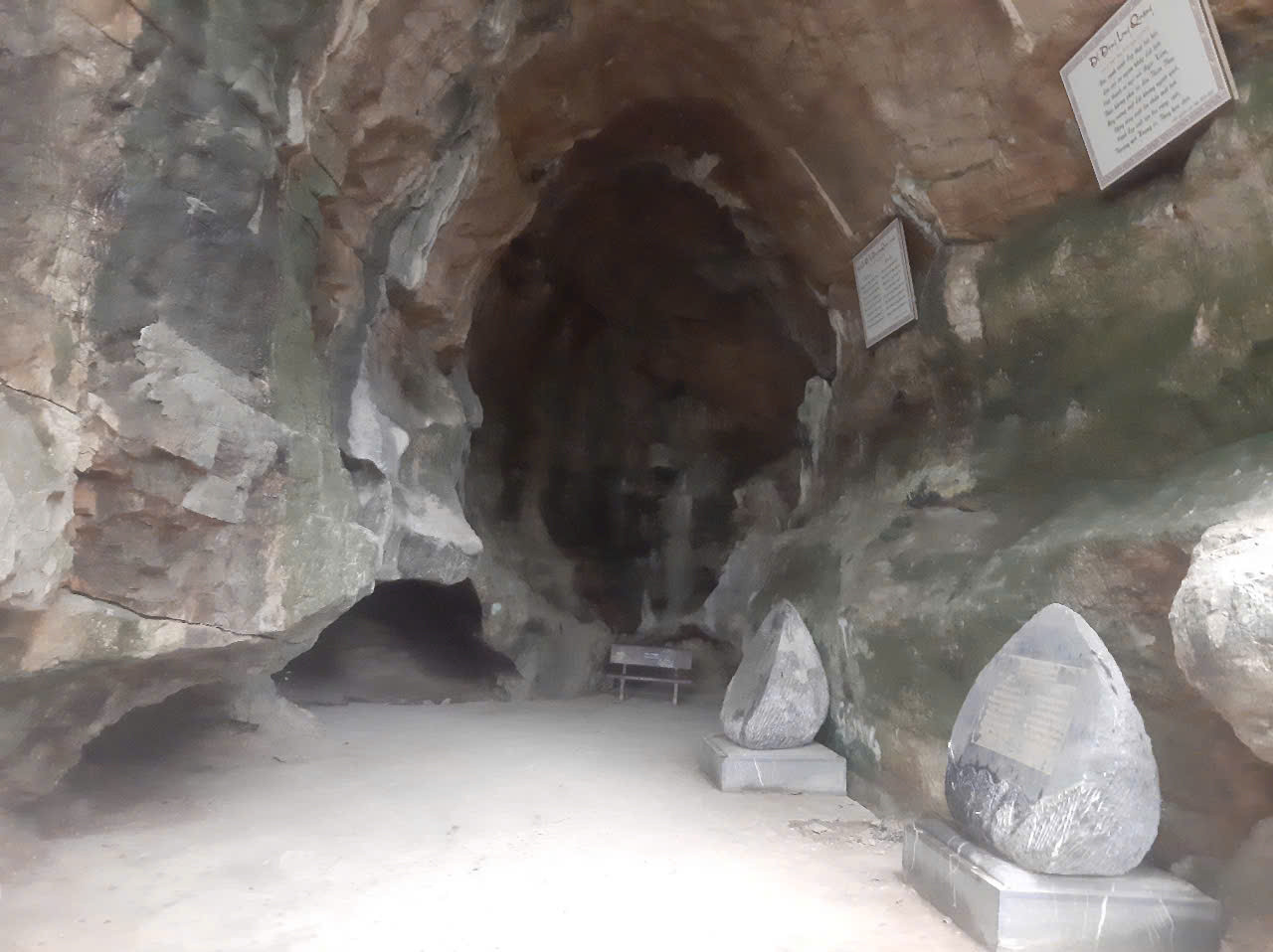 Trong lòng hang Mắt Rồng rộng, có sức chứa hàng trăm người nên trong thời kỳ kháng chiến chống Mỹ (1965-1972) nơi đây đã trở thành căn cứ cách mạng cùng với quân dân Thanh Hoá kiên cường, anh dũng chiến đấu, bảo vệ cầu Hàm Rồng. Trong lòng hang Mắt Rồng rộng, có sức chứa hàng trăm người nên trong thời kỳ kháng chiến chống Mỹ (1965-1972) nơi đây đã trở thành căn cứ cách mạng cùng với quân dân Thanh Hoá kiên cường, anh dũng chiến đấu, bảo vệ cầu Hàm Rồng.