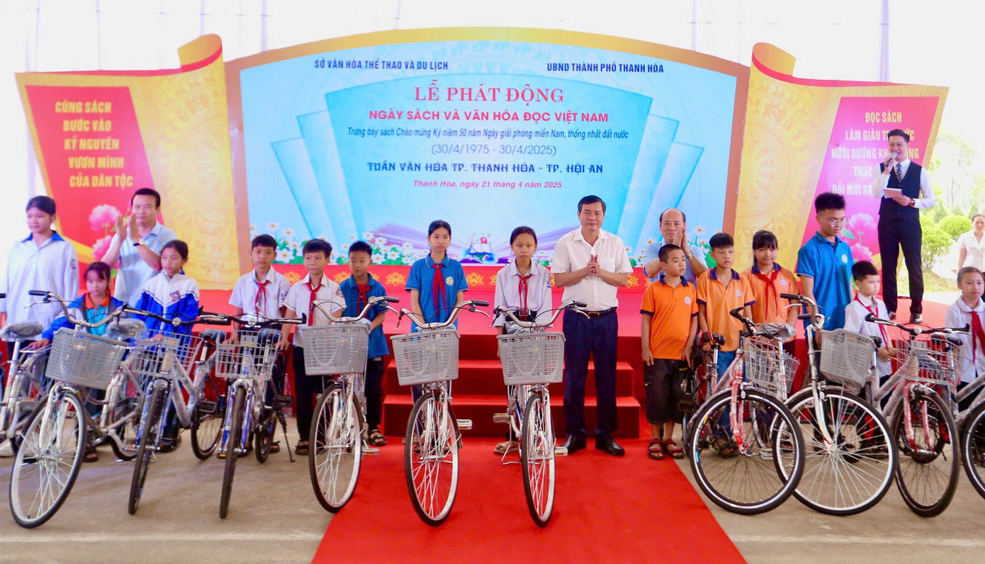 Nhân dịp này, các đơn vị tài trợ đã trao tặng 33 chiếc xe đạp, 80 ba lô học sinh cho các em học sinh nghèo vượt khó tại các trường học trên địa bàn TP Thanh Hóa, tặng 2 tủ sách, mỗi tủ sách trị giá 5 triệu đồng cho Trường TH&THCS Thiệu Vân và Trường Tiểu học Đông Hương. Nhân dịp này, các đơn vị tài trợ đã trao tặng 33 chiếc xe đạp, 80 ba lô học sinh cho các em học sinh nghèo vượt khó tại các trường học trên địa bàn TP Thanh Hóa, tặng 2 tủ sách, mỗi tủ sách trị giá 5 triệu đồng cho Trường TH&THCS Thiệu Vân và Trường Tiểu học Đông Hương.