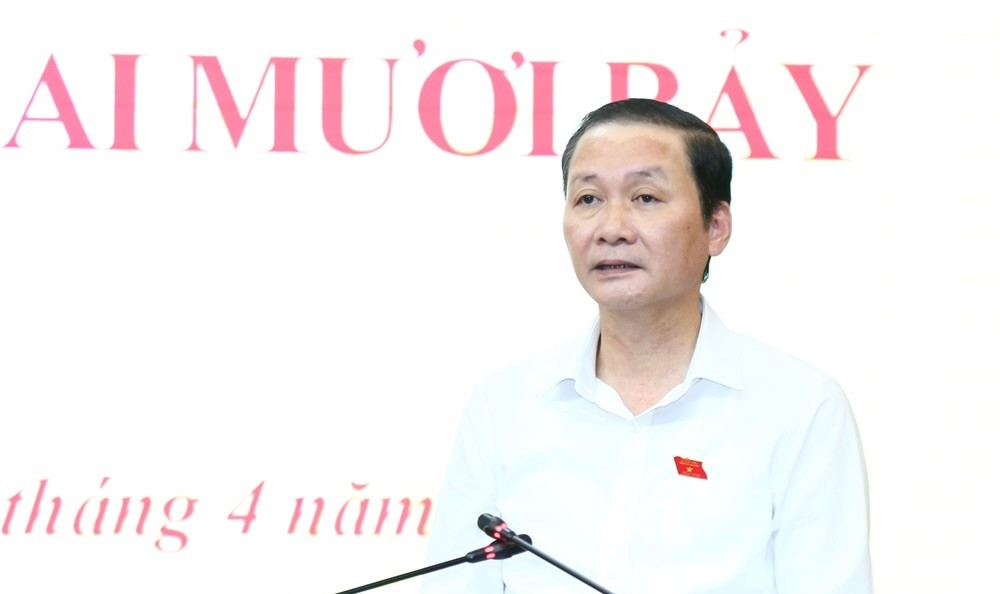 Chủ tịch UBND tỉnh Thanh Hóa Đỗ Minh Tuấn trình bày các tờ trình tại kỳ họp.