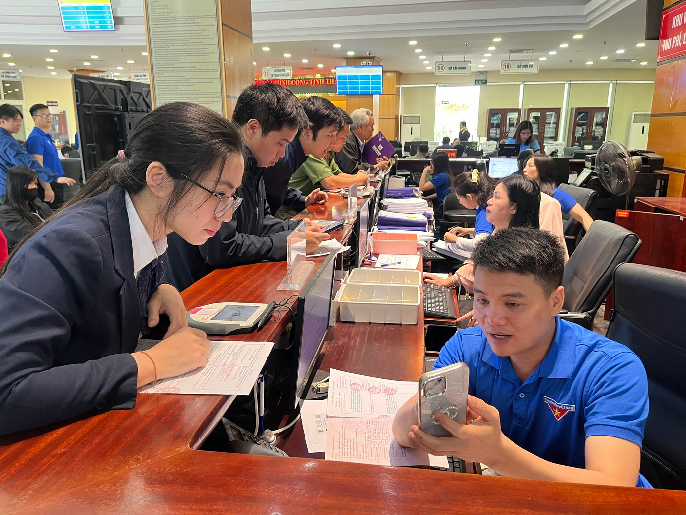 Ngay sau lễ phát động, các đội hình &quot;Bình dân học vụ số” làm nhiệm vụ hướng dẫn người dân thực hiện dịch vụ công trực tuyến tại Trung tâm phục vụ hành chính công; hỗ trợ cài đặt sử dụng VneID, thanh toán điện tử an toàn cho người dân và các tiểu thương tại các điểm chợ trên địa bàn TP Thanh Hóa.