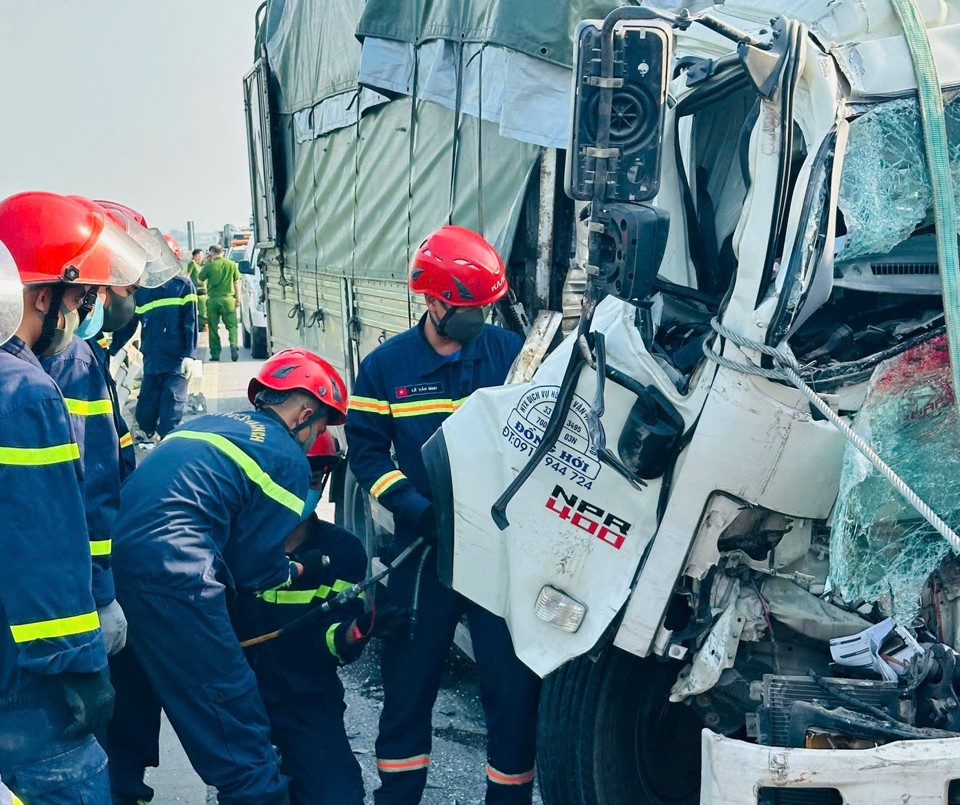 Đưa thi thể 2 nạn nhân vụ tai nạn giao thông ra ngoài