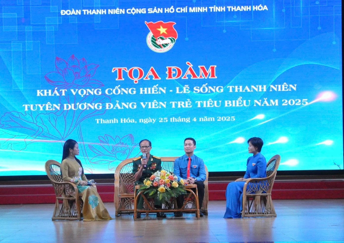 Các đại biểu trao đổi về khát vọng cống hiến, lẽ sống thanh niên.