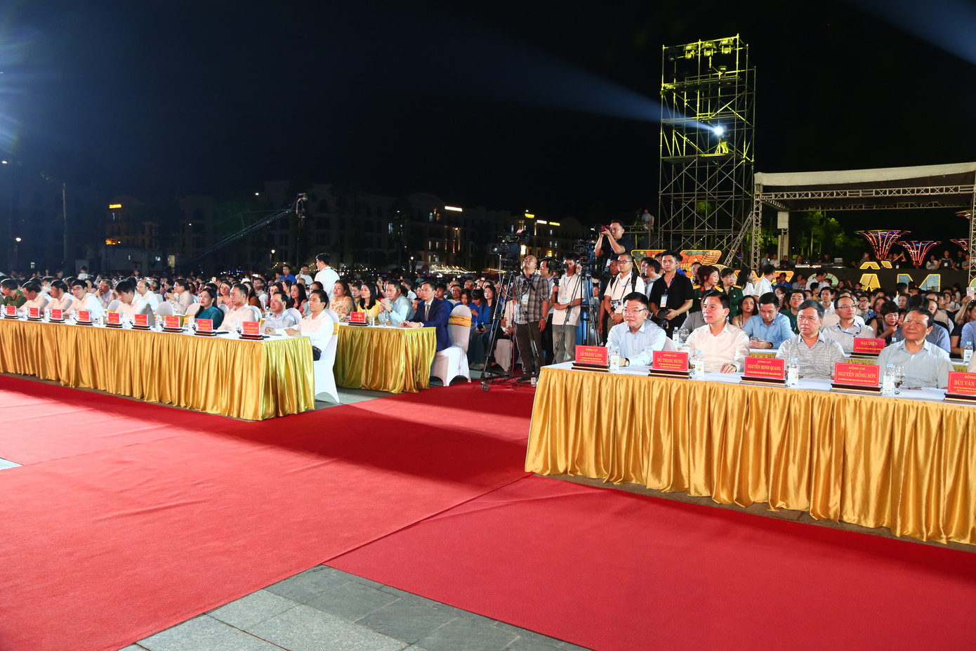 Phó Thủ tướng Lê Thành Long cùng các đại biểu tham dự khai mạc lễ hội biển Sầm Sơn. Phó Thủ tướng Lê Thành Long cùng các đại biểu tham dự khai mạc lễ hội biển Sầm Sơn.