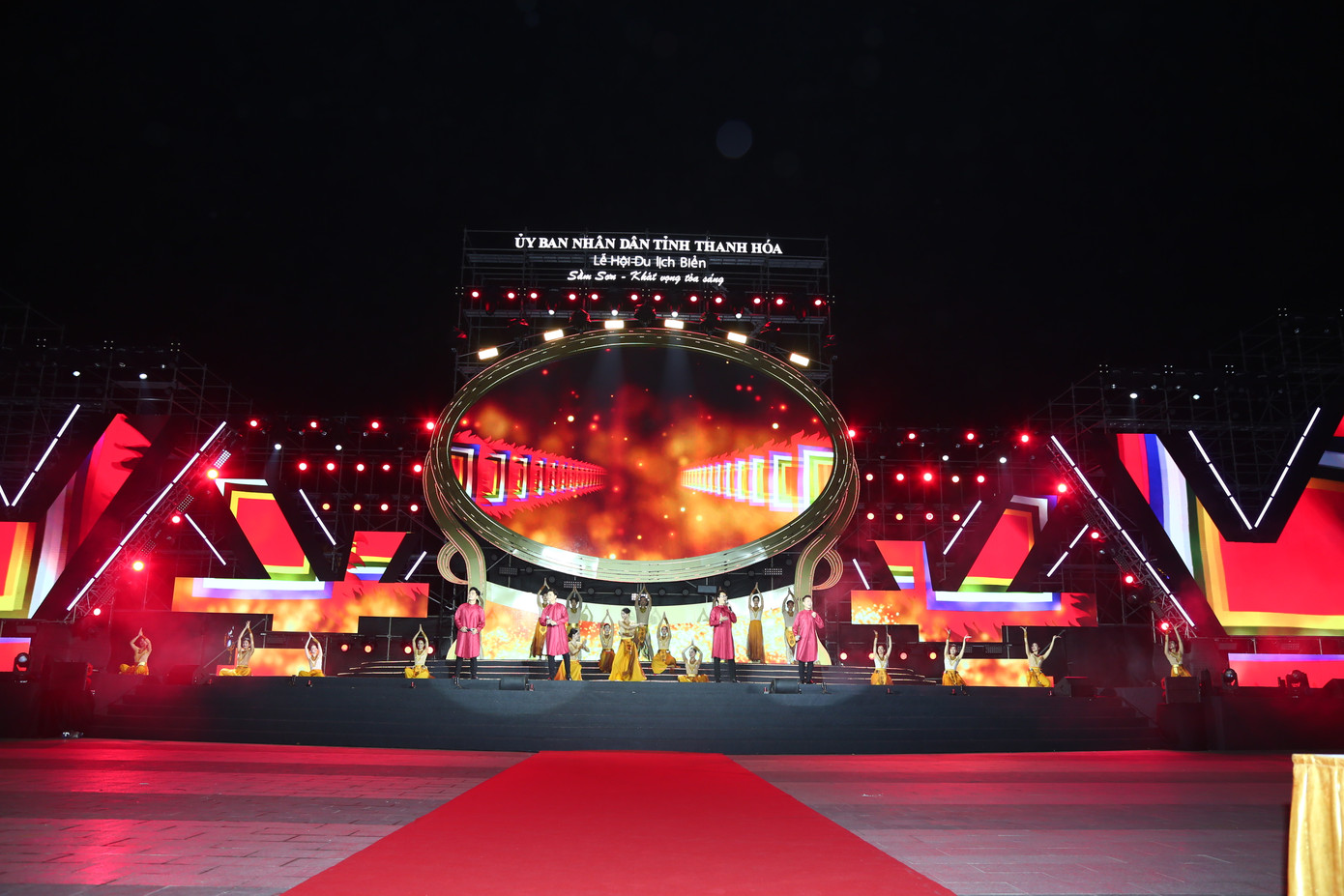 Chương trình nghệ thuật với chủ đề “Sầm Sơn - Khát vọng tỏa sáng” là điểm nhấn đặc biệt trong đêm khai mạc Lễ hội Du lịch biển năm 2025. Chương trình được dàn dựng công phu với kết cấu liền mạch, giàu cảm xúc, không chỉ tôn vinh những giá trị di sản, truyền thống của xứ Thanh, mà còn khơi dậy khát vọng vươn lên mạnh mẽ trong mỗi người dân, du khách. Chương trình nghệ thuật với chủ đề “Sầm Sơn - Khát vọng tỏa sáng” là điểm nhấn đặc biệt trong đêm khai mạc Lễ hội Du lịch biển năm 2025. Chương trình được dàn dựng công phu với kết cấu liền mạch, giàu cảm xúc, không chỉ tôn vinh những giá trị di sản, truyền thống của xứ Thanh, mà còn khơi dậy khát vọng vươn lên mạnh mẽ trong mỗi người dân, du khách.