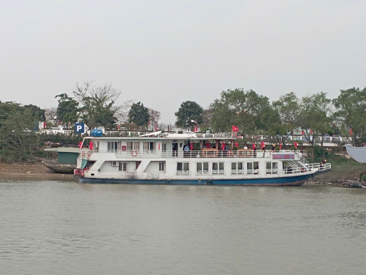 Theo lịch trình, tuyến du lịch đường sông “Ngược - xuôi sông Mã” xuất phát từ bến trung tâm Hàm Rồng (phường Hàm Rồng, TP. Thanh Hóa). Du khách di chuyển ngược dòng sông Mã đến ngã ba Bông (thời gian khoảng từ 4-5 giờ). Theo lịch trình, tuyến du lịch đường sông “Ngược - xuôi sông Mã” xuất phát từ bến trung tâm Hàm Rồng (phường Hàm Rồng, TP. Thanh Hóa). Du khách di chuyển ngược dòng sông Mã đến ngã ba Bông (thời gian khoảng từ 4-5 giờ).