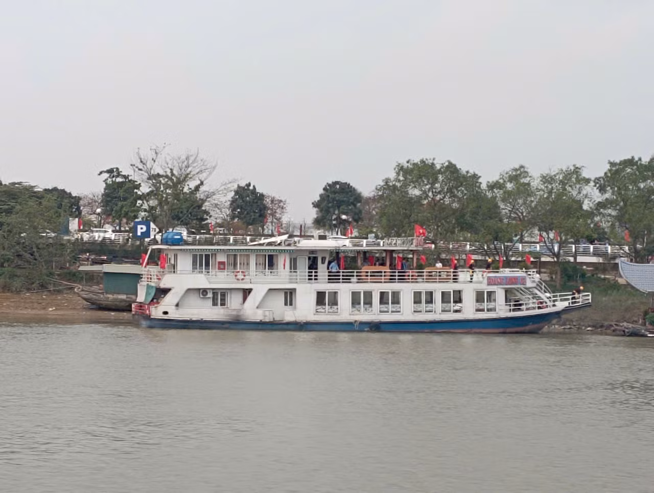 Theo lịch trình, tuyến du lịch đường sông “Ngược - xuôi sông Mã” xuất phát từ bến trung tâm Hàm Rồng (phường Hàm Rồng, TP. Thanh Hóa). Du khách di chuyển ngược dòng sông Mã đến ngã ba Bông (thời gian khoảng từ 4-5 giờ).