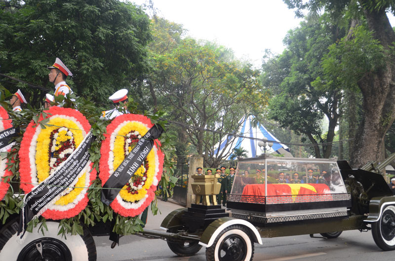 Linh cữu Đại tướng Võ Nguyên Giáp đi qua 30 Hoàng Diệu, Hà Nội