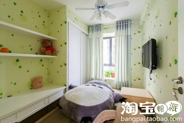 Phòng khách mang phong cách châu Âu với đèn chùm, thảm, ghế sofa Bộ Sofa không phải là đặc điểm khác biệt, mà điểm nhấn ở đây là bức tường với những hình ảnh của gia đình. Các vật dụng cũng không cầu kỳ, sang trọng quá đắt đỏ, đơn giản nhưng lại rất hiệu quả. Và một bức tường cũng được trang trí toàn bằng ảnh, đơn giản và chi phí rất thấp Phòng ăn nhẹ nhàng, rất đáng yêu với họa tiết hoa nhí rực rỡ Nhà bếp với kiểu thiết kế hình chữ U ngược. Chất liệu gạch ốp tường và màu sắc rất lạ Lối đi pha một chút hương vị La Mã. Phòng ngủ đa chức năng với chiếc giường phóng khoáng Chủ nhân ngôi nhà có lẽ là một fan hâm mộ của điện ảnh, nên đã tậu cả máy chiếu màn hình để thưởng thức phim. Không gian nhỏ cho bàn làm việc Phòng ngủ khác với chiếc giường bằng thú bông lớn Không gian công trình phụ khá lạ mắt chỉ bằng gạch ốp màu đơn giản không đắt tiền