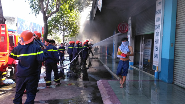 Khói lửa bao trùm cửa hàng xe máy ở Tiền Giang ảnh 3