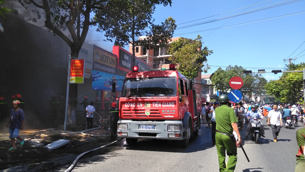 Khói lửa bao trùm cửa hàng xe máy ở Tiền Giang ảnh 1