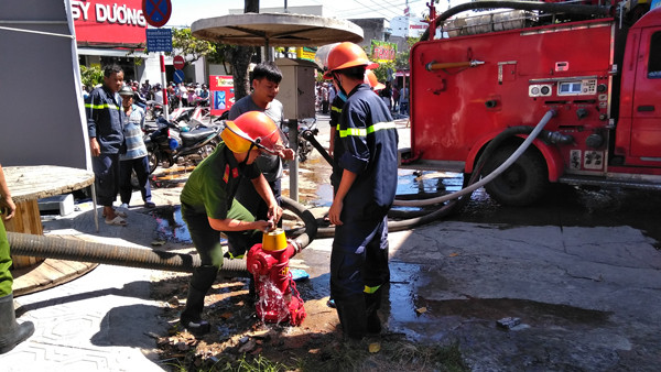 Khói lửa bao trùm cửa hàng xe máy ở Tiền Giang ảnh 2