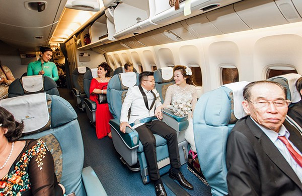 Cô dâu đeo vàng ‘trĩu cổ’: ‘Bố mẹ cho 200 cây vàng, 2 bìa đỏ’ ảnh 8