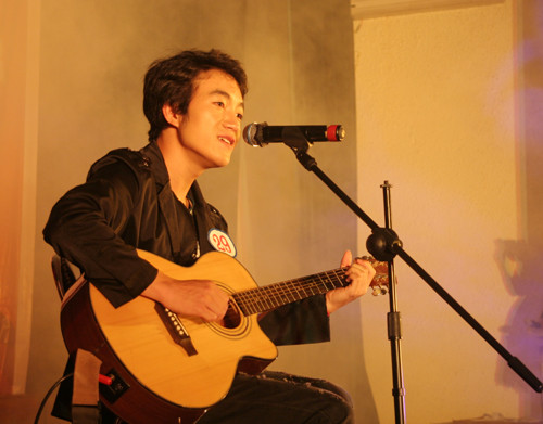 Hùng Nam Tái Phi (lớp Vân Nam) cùng cây đàn ghita