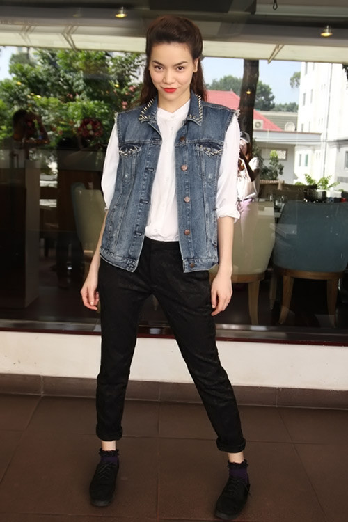 Cá tính với áo gile denim nạm đinh. Hồ Ngọc Hà luôn biết đem chút nữ tính vào phong cách để vừa mắt với số đông công chúng 
