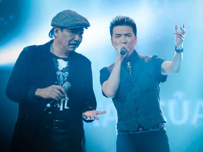 Đàm Vĩnh Hưng song ca cùng nhạc sĩ Trần Tiến trên sân khấu. Đàm Vĩnh Hưng song ca cùng nhạc sĩ Trần Tiến trên sân khấu