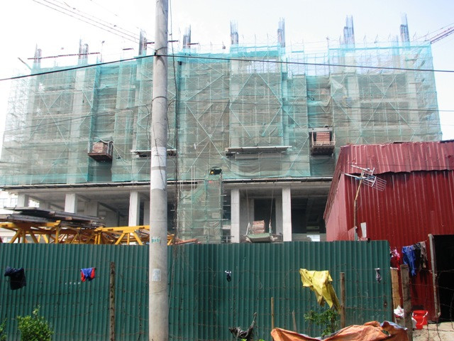 ược triển khai xây dựng trên khu đất có diện tích 4.791m2, D’.Palais de Louis gồm toà tháp cao 27 tầng và 4 tầng hầm. Khu căn hộ có 10 loại tương ứng với 10 bộ sưu tập nội thất khác nhau nhưng cùng chung phong cách Hoàng gia cổ điển Châu Âu. Dự án Căn hộ cao cấp D’.Palais de Louis có chiều cao 120m với 27 tầng nổi và 4 tầng hầm để xe, 2 tầng sảnh công cộng dịch vụ, 242 căn hộ có diện tích từ 120,9m2 đến 260,8m2 và 2 căn hộ Penthouse rộng gần 1000m2, 6 thang máy, 2 thang máy chở hàng, 2 bể bơi bốn mùa và 10 loại căn hộ với 10 phong cách khác nhau