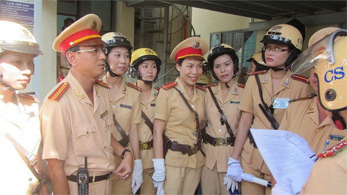 Thiếu tá Trần Hồng Minh – Phó Trưởng phòng CSGT đường bộ, đường sắt TP.HCM động viên các nữ CSGT trước giờ lên đường làm nhiệm vụ