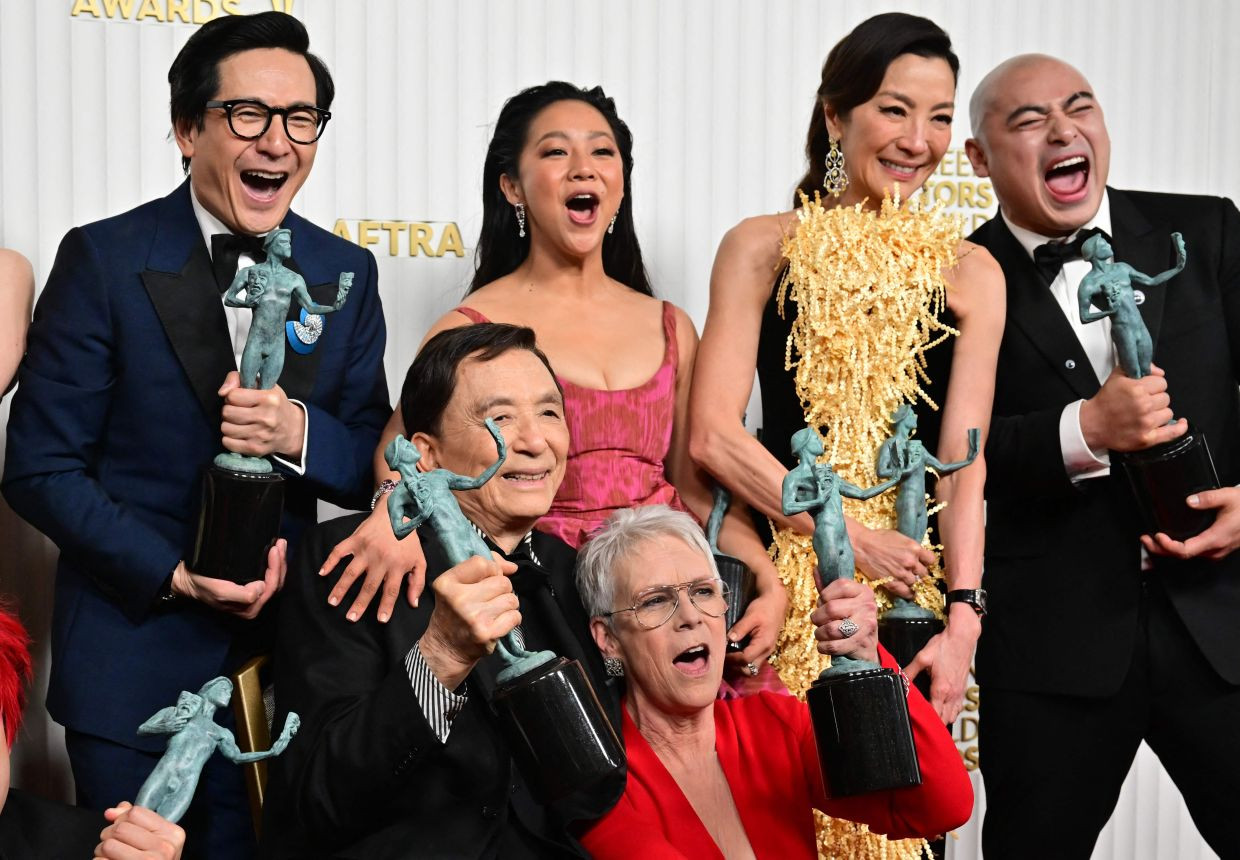 Ê kíp Cuộc chiến đa vũ trụ ăn mừng chiến thắng tại Oscar 2023.