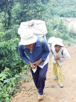 Cả trẻ em cũng làm cửu vạn bãi vàng Ảnh: N.T