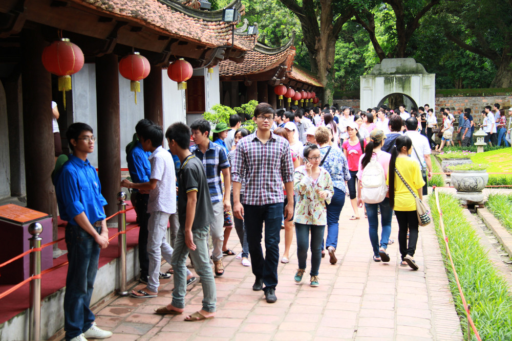 Dưới sự trông coi của các sinh viên tình nguyện, năm nay, hầu như không có hiện tượng sờ đầu rùa cầu may. Ảnh: Trường Phong