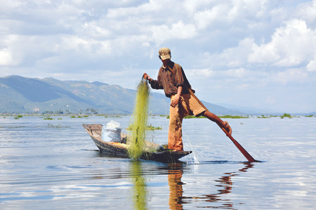 Chèo thuyền bằng một chân