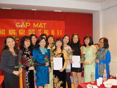 Chị Bùi Thị Kim Xoa (hàng đầu, thứ tư, từ trái sang) được trao giải Bộ trang phục đậm tính dân tộc nhất