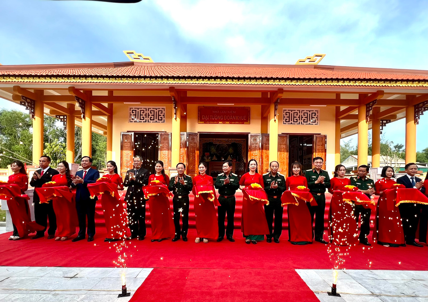 Lãnh đạo Bộ Quốc phòng, lãnh đạo tỉnh Quảng Trị và gia đình Đại tướng Đoàn Khuê cắt băng khánh thành Khu lưu niệm Đại tướng Đoàn Khuê. Lãnh đạo Bộ Quốc phòng, lãnh đạo tỉnh Quảng Trị và gia đình Đại tướng Đoàn Khuê cắt băng khánh thành Khu lưu niệm Đại tướng Đoàn Khuê.