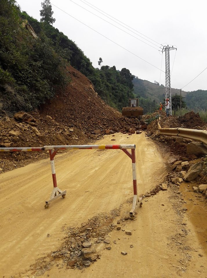 Sạt lở tuyến QL15D.