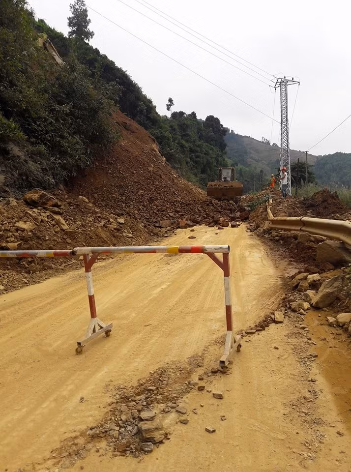 Sạt lở tuyến QL15D.