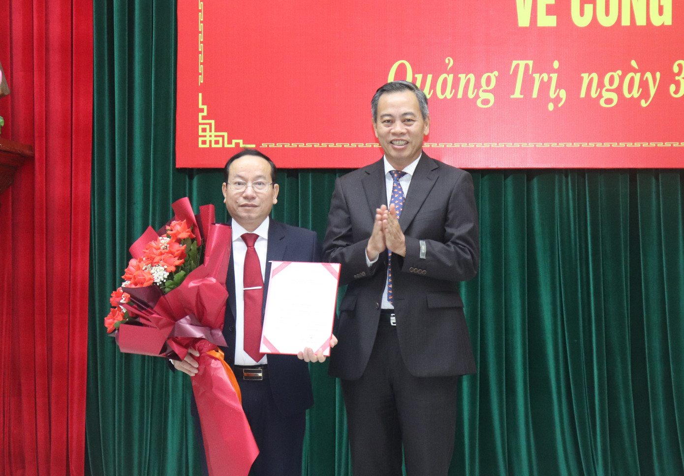 Phó Bí thư Thường trực Tỉnh ủy, Chủ tịch HĐND tỉnh Quảng Trị Nguyễn Đăng Quang trao quyết định, tặng hoa chúc mừng tân Chánh Văn phòng Tỉnh ủy Lê Thế Quảng.