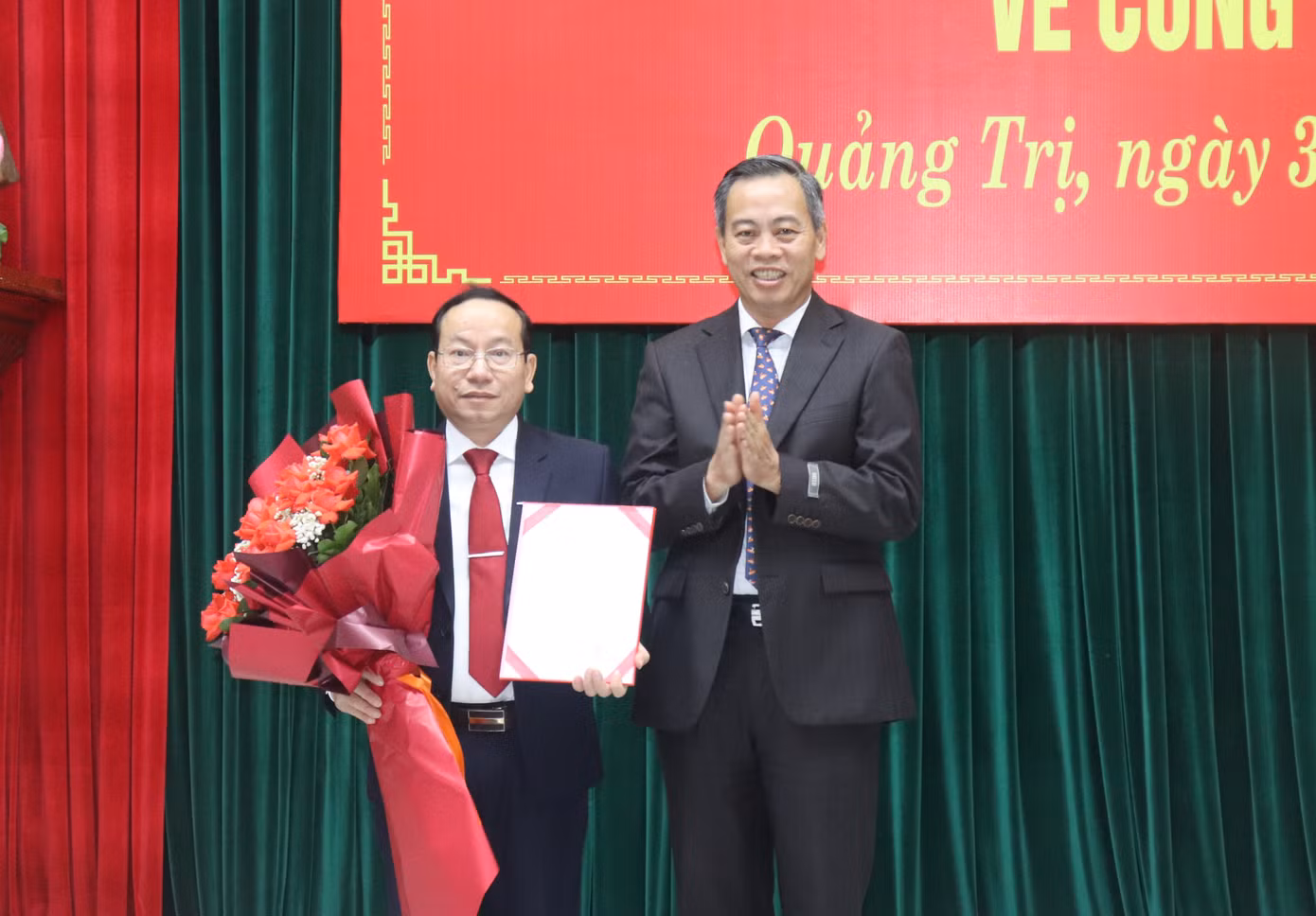 Phó Bí thư Thường trực Tỉnh ủy, Chủ tịch HĐND tỉnh Quảng Trị Nguyễn Đăng Quang trao quyết định, tặng hoa chúc mừng tân Chánh Văn phòng Tỉnh ủy Lê Thế Quảng.